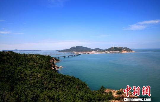 煙臺環(huán)境優(yōu)美、氣候宜人,遍布的海水浴場、濱海觀光景點(diǎn)為游艇帆船產(chǎn)業(yè)發(fā)展創(chuàng)造了條件。(資料圖) 楊兵 攝