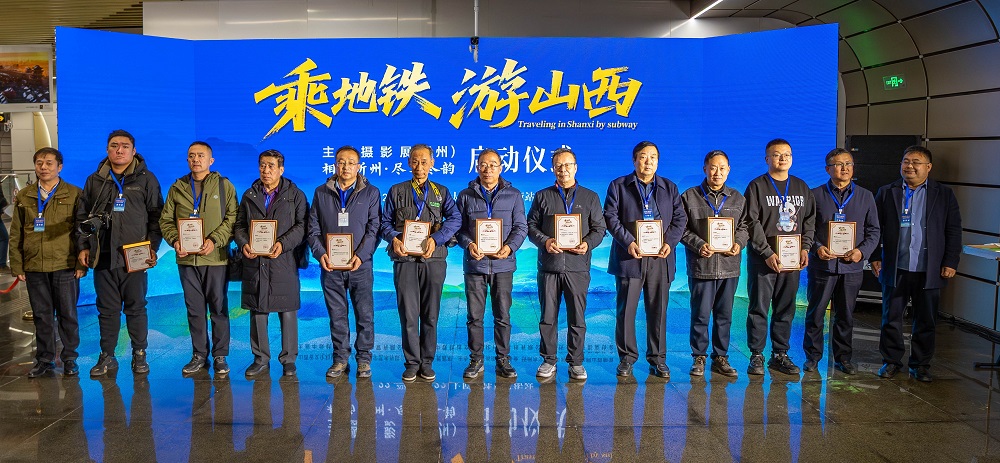 活動(dòng)為參展攝影家頒發(fā)入展證書。