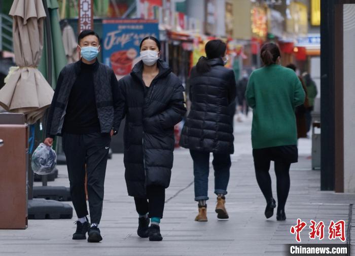 圖為市民穿羽絨服出行?！●R銘言 攝